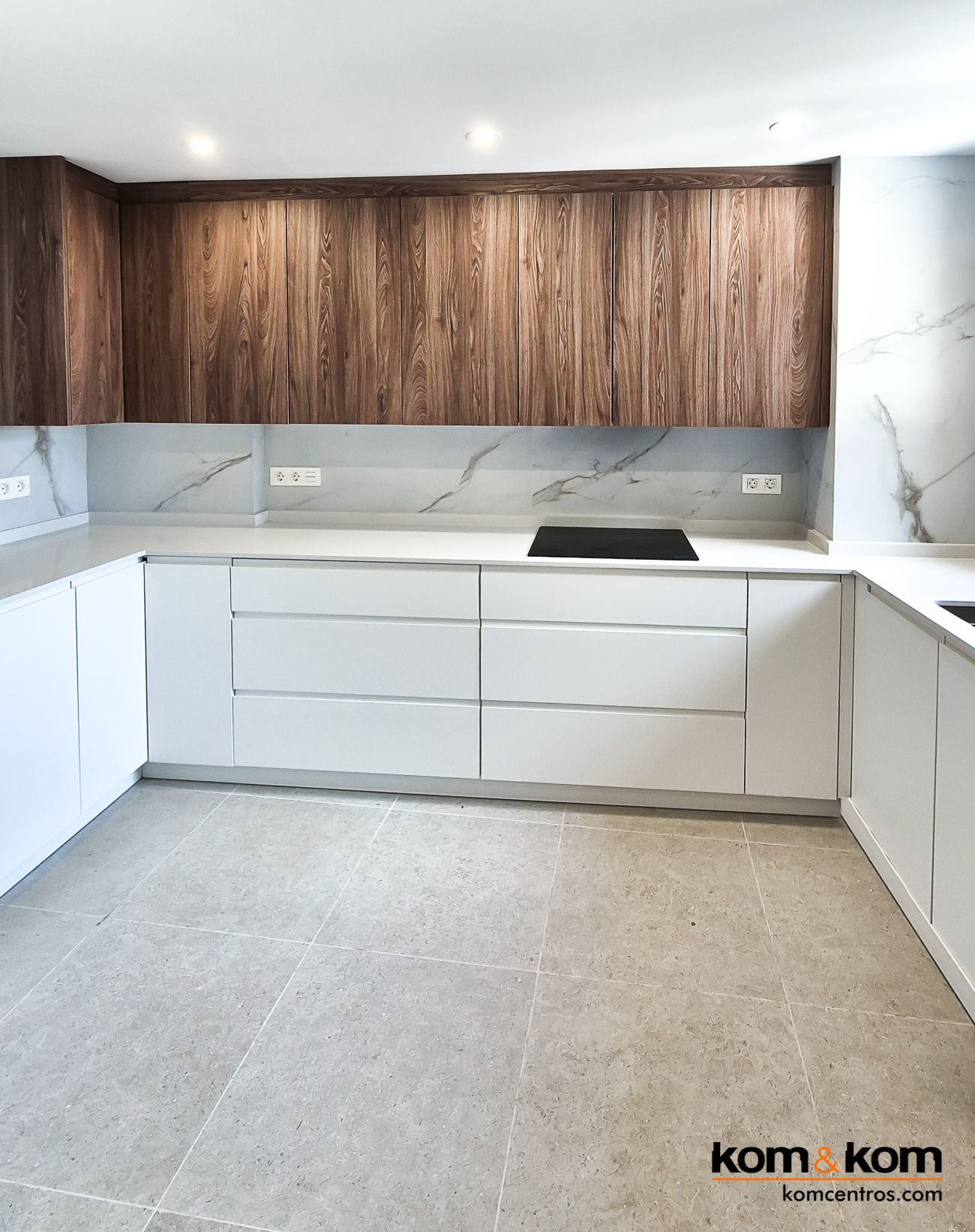 cocina moderna blanca y madera nogal sin tiradores 